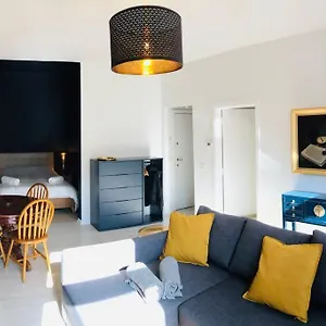 By Foot! Authenticity & Luxury Nearby Apartamento