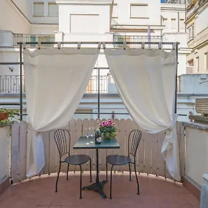 https://trevi-domus-avignonesi.it-romehotels.com